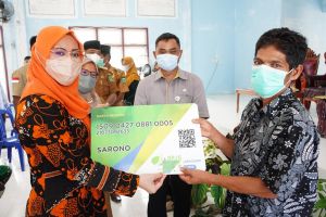 Saniatul Lativa Serahkan Kartu BPJS Tenaga Kerja Gratis Kepada 1000 Orang Warga Tebo