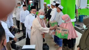 Usai Sholat Subuh, Gubernur dan Bupati Merangin Bagikan Sembako