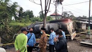 Mobil Tangki Pertamina Tabrak 5 Kios di Merangin