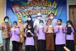 Bupati Tanjabbarat Tinjau Vaksinasi Anak di Desa Kampung Baru Batang Asam