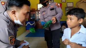 Vaksinasi di Sekolah Pulau Aro, Polsek Tabir Ulu Beri Hadiah Kepada Anak-anak