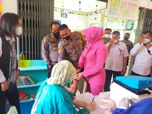 Kapolres Muarojambi Beri Semangat Kepada Siawa SDN 288 Bertam untuk Divaksin 