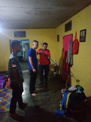 Petugas Damkar Tebo Ilir Tangkap King Kobra di Rumah Warga