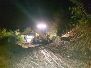 Jalan Sungai Jernih - Bukit Khayangan Kembali Longsor
