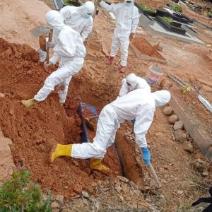 Tim Pemulasaran Covid-19 Kota Jambi Makamkan Pasien di TPU Pusara Agung