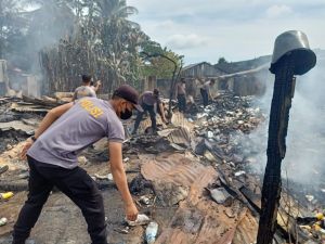 Bersama Warga, Polres Tebo Bersihkan Puing Sisa Kebakaran Rumah di Rimbo Bujang