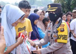 Polwan Polres Tebo Lakukan Trauma Healing Kepada Korban Kebakaran 