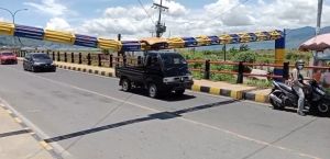 Warga Keluhkan Besi Portal Jembatan Layang yang Patah