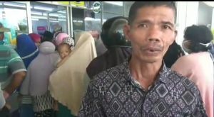Emak-emak di Tebo Ramaikan Antrean Demi Dapat Minyak Goreng 