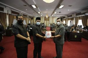 Wako Ahmadi Sampaikan LKPJ TA 2021 Kepada Dewan Sungaipenuh
