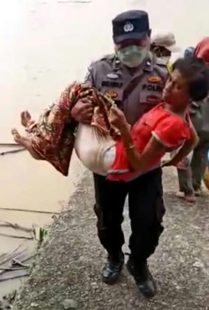 Bhabinkamtibmas Polres Muarojambi Evakuasi Warga dengan Speedboat 