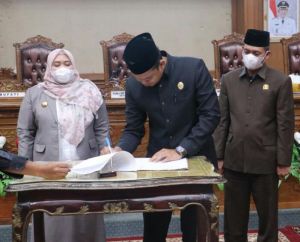 Ketua DPRD Muarojambi Pimpin Rapat Sahkan APBD 2022 Rp 1,377 T