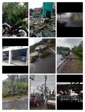Tiang Listrik Roboh Hambat Pengendara Lintas Sumatera