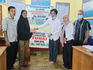 Kades Padang Panjang Salurkan BLT Kepada Masyarakat