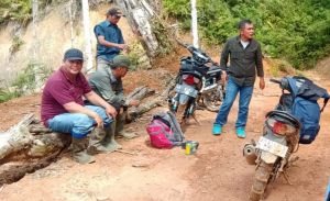 Tempuh Jalan Licin, Kadisdik Merangin Cek Sekolah di Desa Koto Rawang