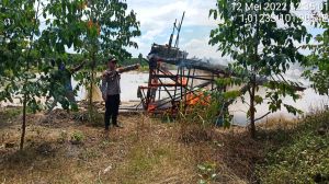 Polres Tebo Musnahkan 4 Rakit Dompeng PETI di Areal PT TMA