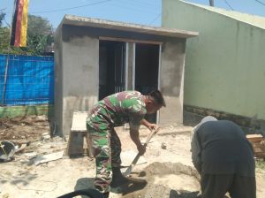 Anggota Kodim 0416/Bute Bantu Pembangunan 6 MCK di  Wilayah Koramil 02/Tanah Tumbuh