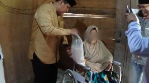 HBA Sambangi dan Bagikan Kursi Roda dan Sembako kepada Seorang Ibu yang Alami Kelumpuhan