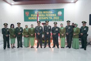 Danrem 042/Gapu Wisudakan 5 Purnawira Perwira 