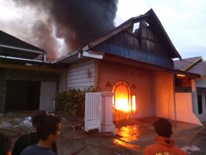 Gudang Pecah Belah di Pasar Sarinah Rimbo Bujang Terbakar