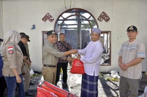Pj. Bupati Aspan Salurkan Bantuan untuk Korban Kebakaran di Rimbo Bujang