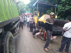 Truk Terperosok, Jalan Muara Emat Macet 14 Jam