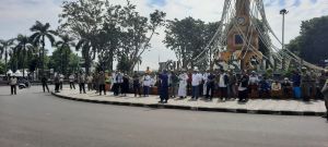 Sejumlah Masyarakat Demo Tolak Holywings di Jambi 