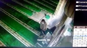 Aksi Pencurian Kotak Amal di Masjid Al Hikmah Alambarajo Terekam CCTV