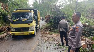 Polsek Sungaimanau Turun Bersihkan Puing Longsor di Jalan Kerinci-Bangko