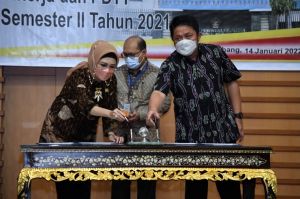Ketua DPRD Sumsel Anita Noeringhati Tenerima LHP dari BPK
