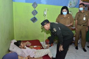 Pj Bupati Tebo Besuk Korban Keracunan Makanan