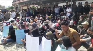 Warga Sungaining Geruduk Kantor DPRD Kota Sungaipenuh 