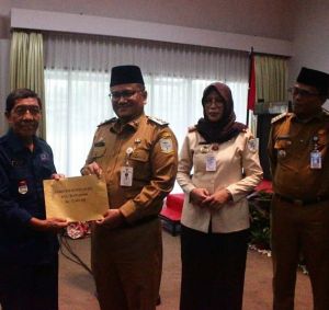 Bagikan Insentif Rp200 Juta untuk RT Alambarajo 