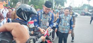 Jelang HUT Republik Indonesia ke 77, Fasha Bagikan Ribuan Bendera Merah Putih