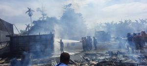 4 Mobil Terbakar dalam Insiden Kebakaran Gudang Minyak di Kota Jambi