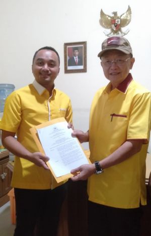 Khalis Mustiko Terima SK Sebagai Ketua DPD Golkar Tebo di Momen HUT RI ke 77