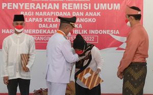 Bupati Merangin Serahkan Remisi kepada 232 Napi