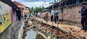 Warga Tak Dapat Akses Jalan Akibat Proyek Pembangunan Drainase 