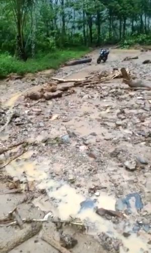 Jalan Kerinci-Merangin Diterjang Longsor, Kendaraan Sulit Melintas