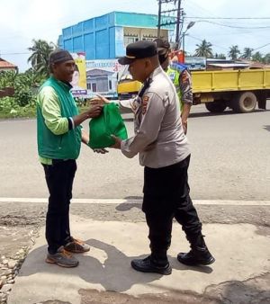 Pasca Kenaikan Harga BBM, Kapolsek Kumpeh Ulu Bagikan Bantuan Sosial 