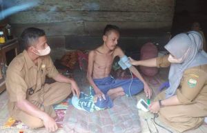 Kades Desa Baru Kecamatan Mestong Kerap Kunjungi Warganya yang Sakit 