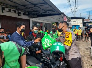 Kapolres Muarojambi Bagikan Sembako ke Para Driver Ojol