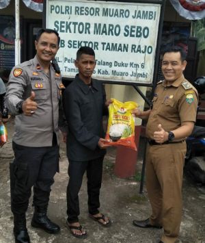 Kasubsektor Tamanrajo dan Pemdes Kemingking Dalam Salurkan 60 Bansos 