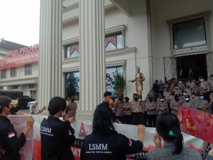 Harga BBM Mencekik, LSMM Jambi Demo di Gedung DPRD Provinsi Jambi 