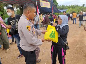 Polsek Kumpeh Ulu Bagikan Bansos Kepada Massa Aksi di PT EWF