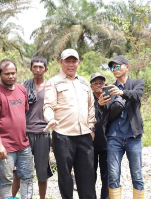 Wabup Tanjab Barat Tinjau Langsung Kondisi Jembatan di Desa Lubuk Bernai