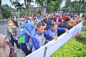 Ribuan Pegawai Pemkot Jambi Tandatangani Komitmen Penggunaan Batik Jambi 