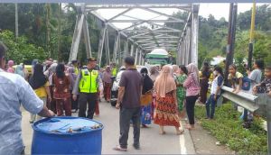 Warga Muara Emat Blokir Jalan Kerinci - Bangko 