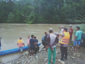 Polsek Tabir Ulu dan Warga Cari Korban Tenggelam di Sungai Tabir 