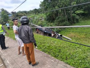 Terperosok ke Depan Sekolah SMKN 1 Tebo, Minibus Ini Juga Dihantam Tiang Listrik 